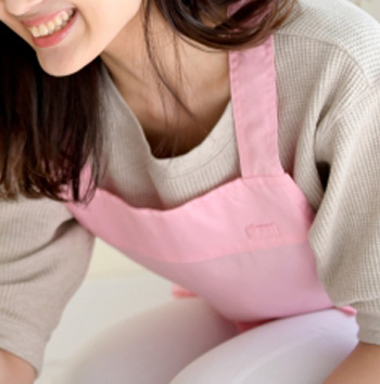 笑顔で子どもと関わるスタッフ