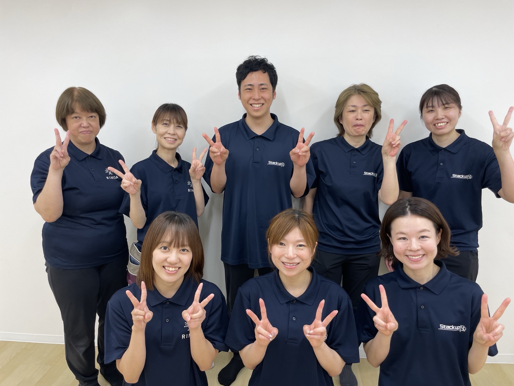 スタッフと子どもがふれあう様子